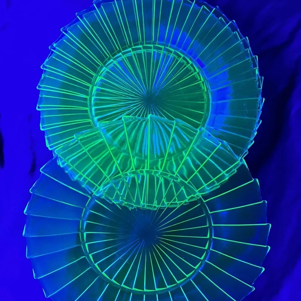 Dinner Plates Pinwheel Uranium Green Glowing Vaseline Glass Set Of 4
